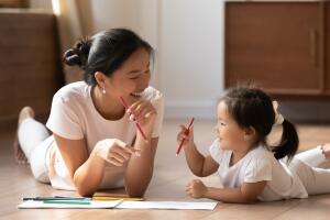 mama-jugando-coloreando-con-hija.jpg