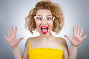 mujer-sorprendida-con-las-manos-arriba.jpg