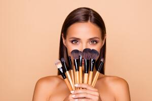 brochas-de-maquillaje-mujer-fondo-neutro.jpg