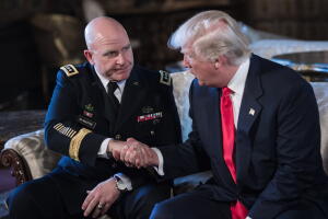 El presidente, Donald Trump, junto al ex asesor de Seguridad Nacional de la Casa Blanca, el teniente general HR McMaster.