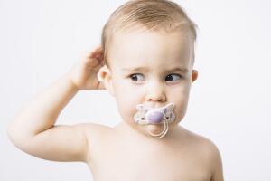 Chuparse el dedo constantemente ocasiona problemas en la boca