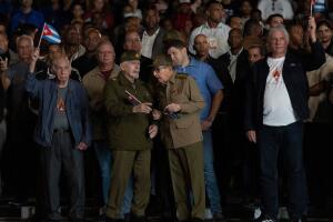 Raúl Castro y el comandante Ramiro Valdés