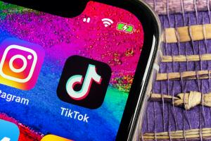 celular-con-app-tik-tok.jpg