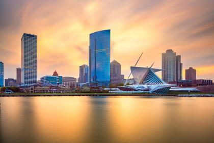 <b>Puesto 2: Milwaukee, Wisconsin.</b> Tiene muchas viviendas de más de tres habitaciones disponibles en el mercado. Además, está repleto de tiendas extravagantes, cervecerías y restaurantes. También hay muchos senderos para los amantes del aire libre, un espectacular museo de arte y hermosos murales por toda la ciudad. Milwaukee es el hogar de una de las fiestas anuales alemanas más grandes del país.