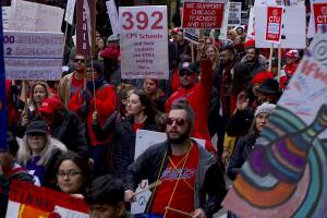 Maestros de Chicago protestan en el centro de Chicago durante los días de huelga.