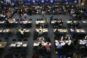 
Inmigrantes solicitan su ciudadanía anticipándose a la elección presidencial de EEUU