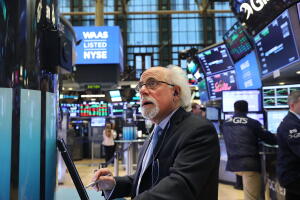 Operadores de Bolsa de Nueva York. El índice promedio industrial Dow Jones bajó más de 700 puntos este jueves luego del anuncio del gobierno de Trump de imposiciones tarifarias a importaciones de China. 