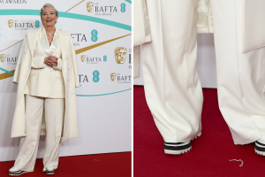 Emma Thompson en la alfombra roja de los BAFTAS 2023