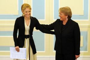 Chile's President Michelle Bachelet (R)