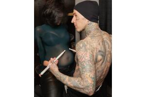 Kourtney Kardashian muestra su 'baby bump'.