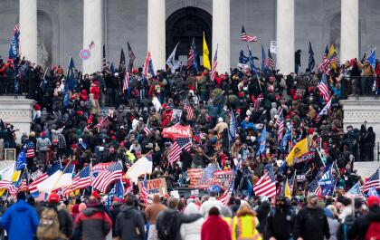 (FOTOS) PRIMERA VEZ EN LA HISTORIA DE EEUU QUE PASA EN EL CAPITOLIO 71 UNITED STATES - JANUARY 6: Trump supporters take over the steps of the Capitol on Wednesday, Jan. 6, 2021, as the Congress works to certify the electoral college votes. (Photo By Bill Clark/CQ-Roll Call, Inc via Getty Images)
