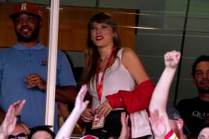 Taylor Swift observa a Travis Kelce desde un palco del estadio Arrowhead el pasado fin de semana. 

