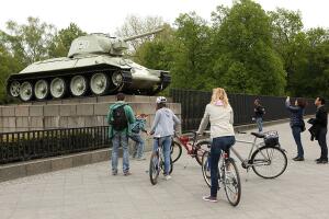 Petitioners Call For Removal Of Soviet Tanks From Berlin Memorial