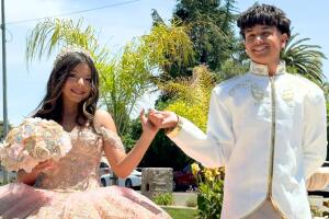 Mariana Estrada y su compañero de vals el día de su quinceañera.