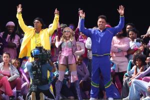 Madonna flanqueada por las exestrellas brasileñas Ronaldo y Ronaldinho.
