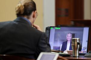 Johnny Depp escuchó atento el testimonio de su ex Kate Moss.