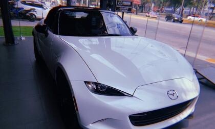 La joven actriz y cantante confesó en exclusiva que, aunque ya pagó el automóvil, aún no ha podido conducirlo: "Porque no alcanzo los pedales ni tengo permiso de conducir", confesó.