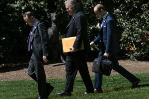 De izquierda a derecha, el jefe de gabinete de la Casa Blanca, Reince Priebus, el jefe de estrategia, Steve Bannon, y el asesor Stephen Miller.