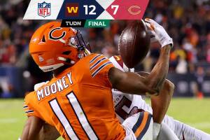 Darnell Mooney no pudo quedarse con el balón y terminó a centímetros de ganar el partido ante Washington
