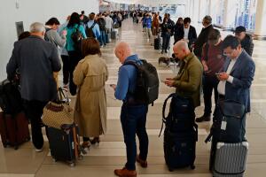 Qué hacer si pierdes un vuelo por las largas filas de TSA en el aeropuerto.