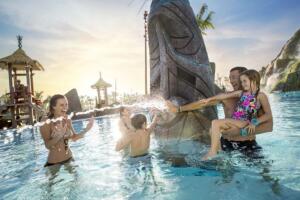 Además de las atracciones, los visitantes podrán degustar aperitivos típicos de la región y bebidas ilimitadas mientras se relajan en un ambiente nocturno en el parque.