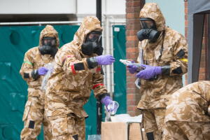 El envenenamiento de Sergei y Yulia Skripal llevó a deneas de expertos en materiales peligrosos a trabajar en la investigación y limpieza de varias zonas de Salisbury. 