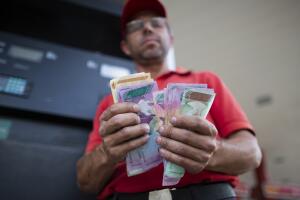 VENEZUELA-GASOLINERAS-TRUEQUE