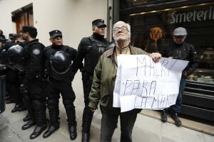 Allanan viviendas de Cristina Fernández