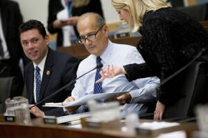 Tom Marino, representante republicano nominado por Trump para ser el zar antidrogas está en medio de una polémica por promover una ley que favorece a la industria farmacéutica.
