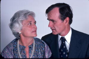 George y Barbara Bush se miran, el 1 de noviembre de 1978 en Hoston, Texas. Bush en ese momento era el candidato presidencial republicano.  