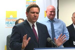 Biden DeSantis enfrentan mandato vacunas Florida 