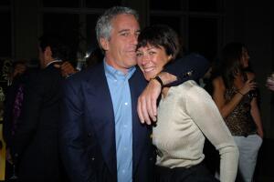Ghislaine Maxwell y Jeffrey Epstein en un concierto benéfico en Nueva York en 2005, tres años antes de que el financista se declarara culpable de tener sexo con menores de edad.