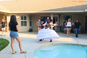 Brianna Nava durante los ensayos de sus coreografías para el vals de su quinceañera.