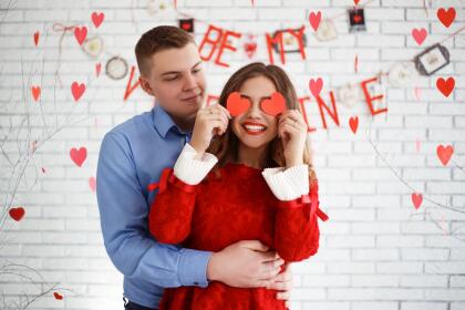 No hay contradicción ya que la falta de compatibilidad en un momento no significa incompatibilidad o rechazo, sino lo que te está indicando que tú como Aries, en ese mes te sientes más compatible hacia Acuario y hay atracción mutua o combinación de caracteres, pero es posible que por parte de Acuario no apareces como compatible porque ese signo se proyecta a otro, y cuando esto ocurre hay una especie de “impasse”, o sea, atracción mutua, pero con un período de espera antes que se consolide totalmente.