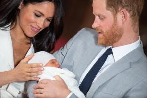 Meghan Markle y el príncipe Harry presentaron a su hijo en el Castillo de Windsor