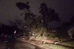 Tornados provocan daños a decenas de viviendas en San Antonio 