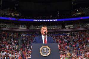 Trump habla en el Anway Center de Orlando, Florida