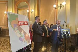 El líder republicano de la Asamblea, James Gallagher, se pronuncia en contra del plan de los demócratas de impulsar una iniciativa partidista para rediseñar el mapa del Congreso de California en una conferencia de prensa el lunes 18 de agosto de 2025 en Sacramento, California. 