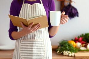 mujer-receta-taza.jpg