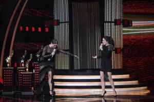 Inés Gómez Mont recibe la patadita de la suerte de Galilea Montijo