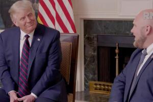 Trump habla con Holt en un video presentado en la Convención Republicana.