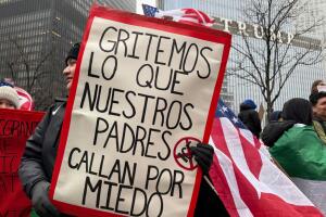 Se plantan frente a la torre Trump en Chicago para protestar contra medidas migratorias 