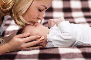 ¿Por qué el olor de los bebés es tan adictivo para las mamás?