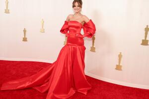 La modelo Haley Kalil sorprendió con este atuendo que incluyó guantes para dar un toque 'total look' rojo.