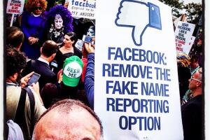 Protestan contra política nombres de Facebook