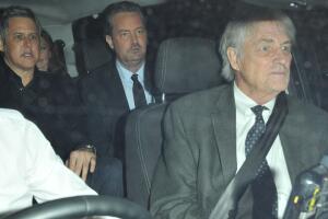 En esta foto de de febrero de 2016 se ve a Matthew Perry acompañando a su padre, el actor John Bennett Perry (a la derecha), en un auto en Londres.   