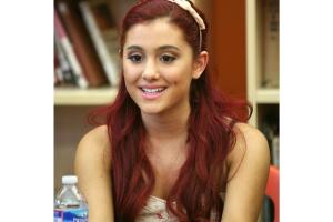 ariana-grande-pelo-rojo.jpg