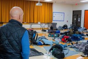 Houston tormenta invernal refugios centros de calentamiento frío extremo hielo seguridad