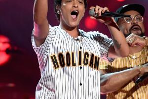 bruno-mars-bet-awards-2017.jpg