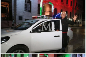Hombre decora su auto por fiestas.